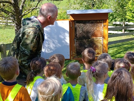 Obisk najmlajših osnovnošolcev pri čebelnjaku (4)